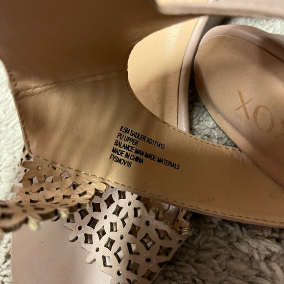 Tan XO shoes - Picture 2 of 2